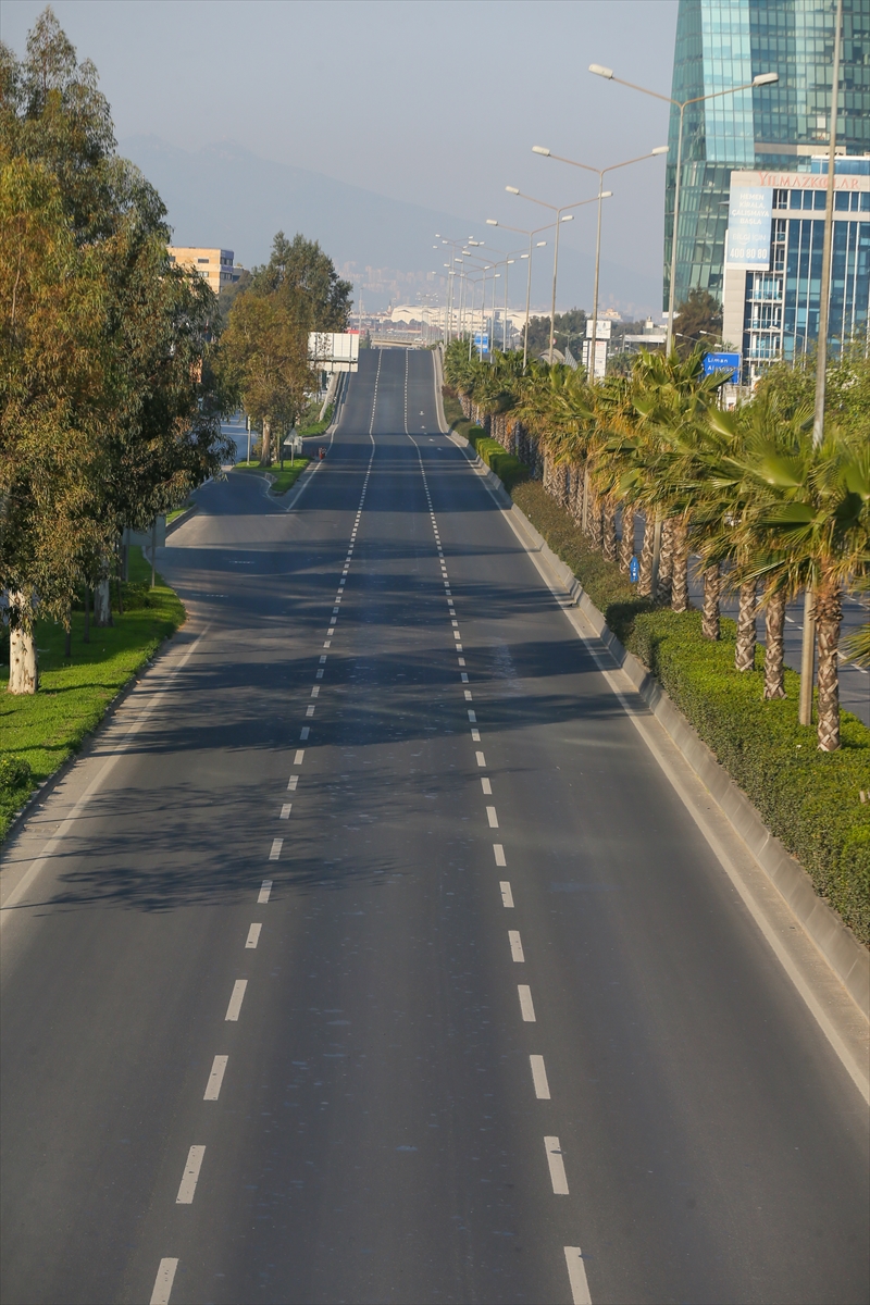 İzmir'de yasağın ardından sokaklar boş kaldı