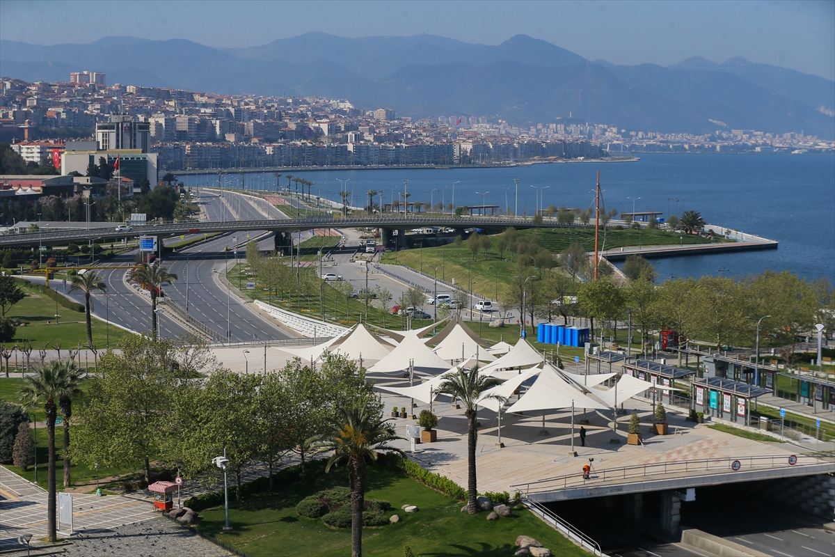 İzmir'de yasağın ardından sokaklar boş kaldı