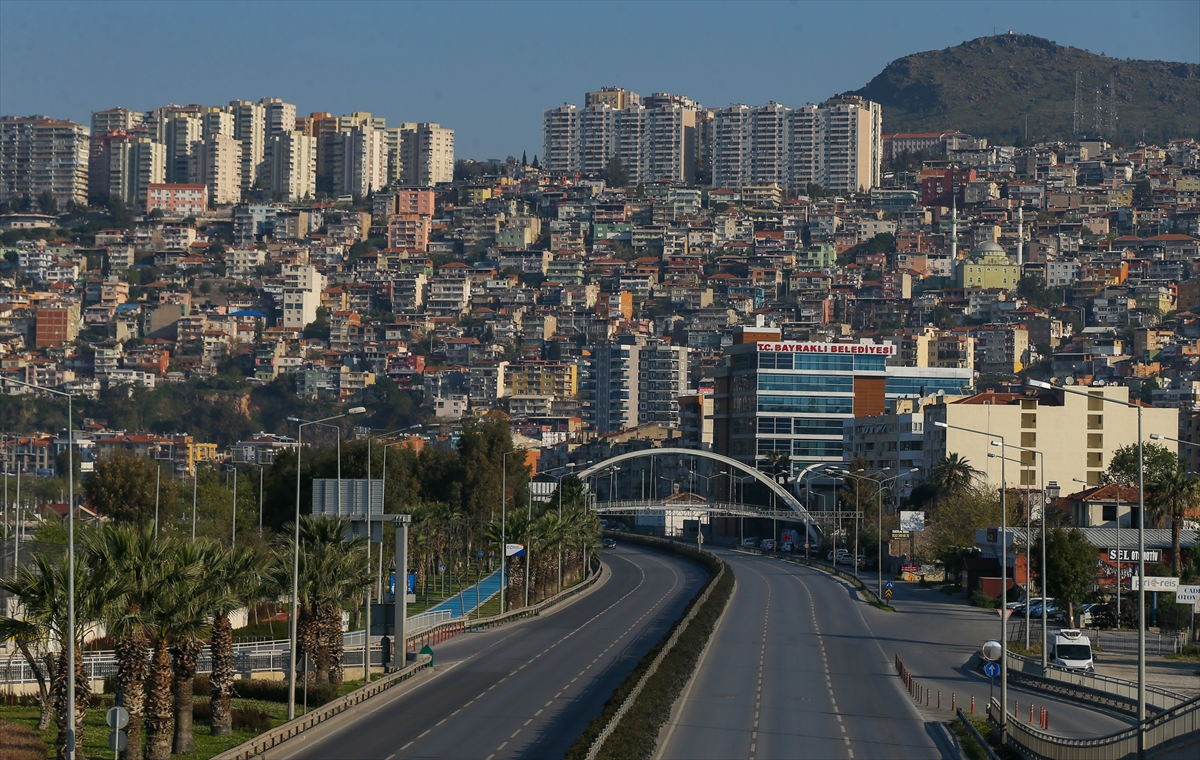 İzmir'de yasağın ardından sokaklar boş kaldı