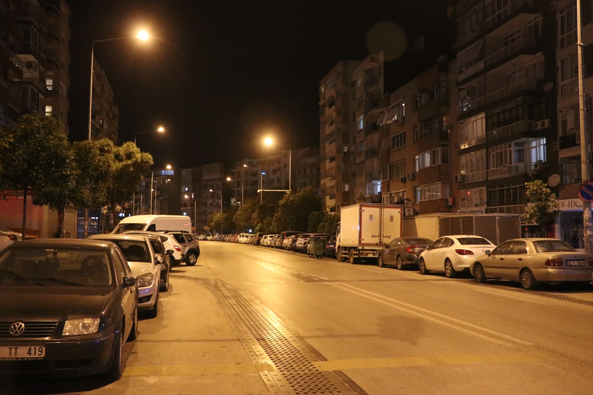 İzmir'de yasağın ardından sokaklar boş kaldı