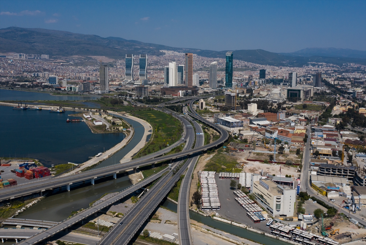 Yasak sonrası İzmir hayalet şehre dönüştü!
