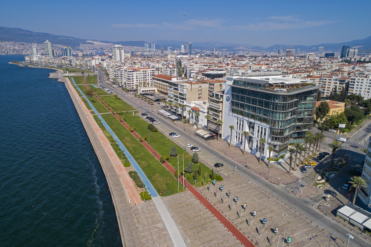Yasak sonrası İzmir hayalet şehre dönüştü!