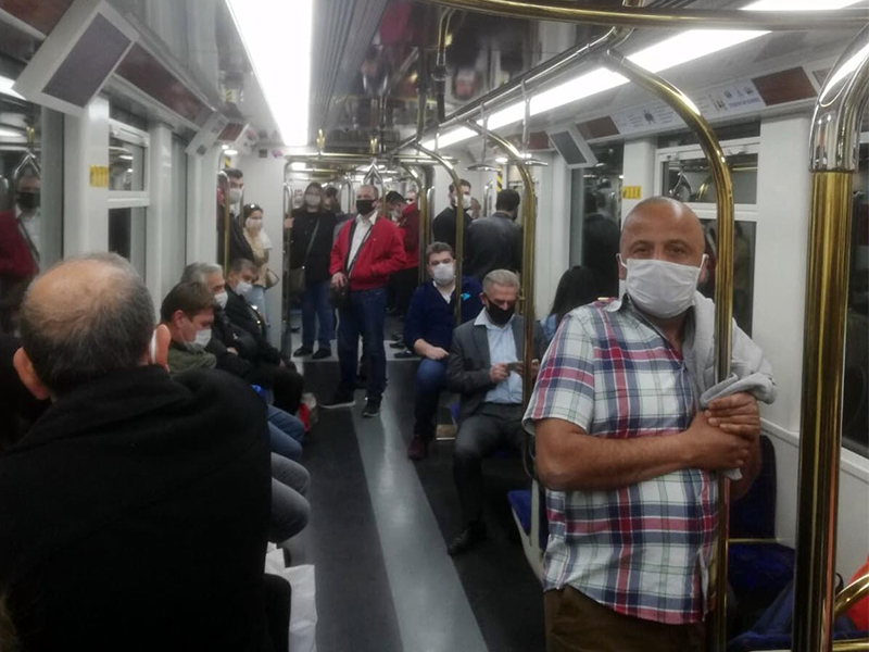 'Evde kal' çağrılarına ve 'sosyal mesafe' kuralına uyulmadı