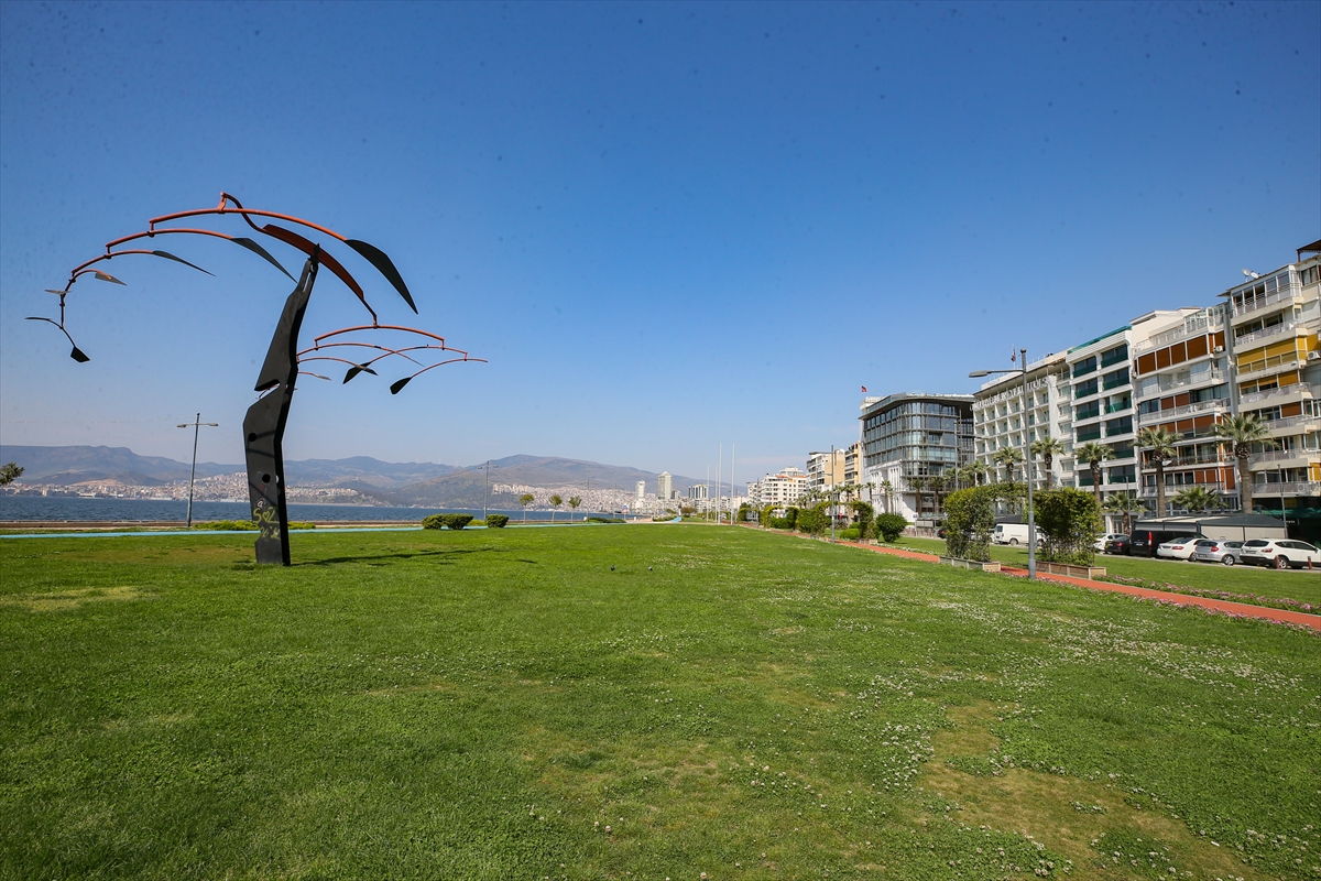 Yasak sonrası İzmir hayalet şehre dönüştü!