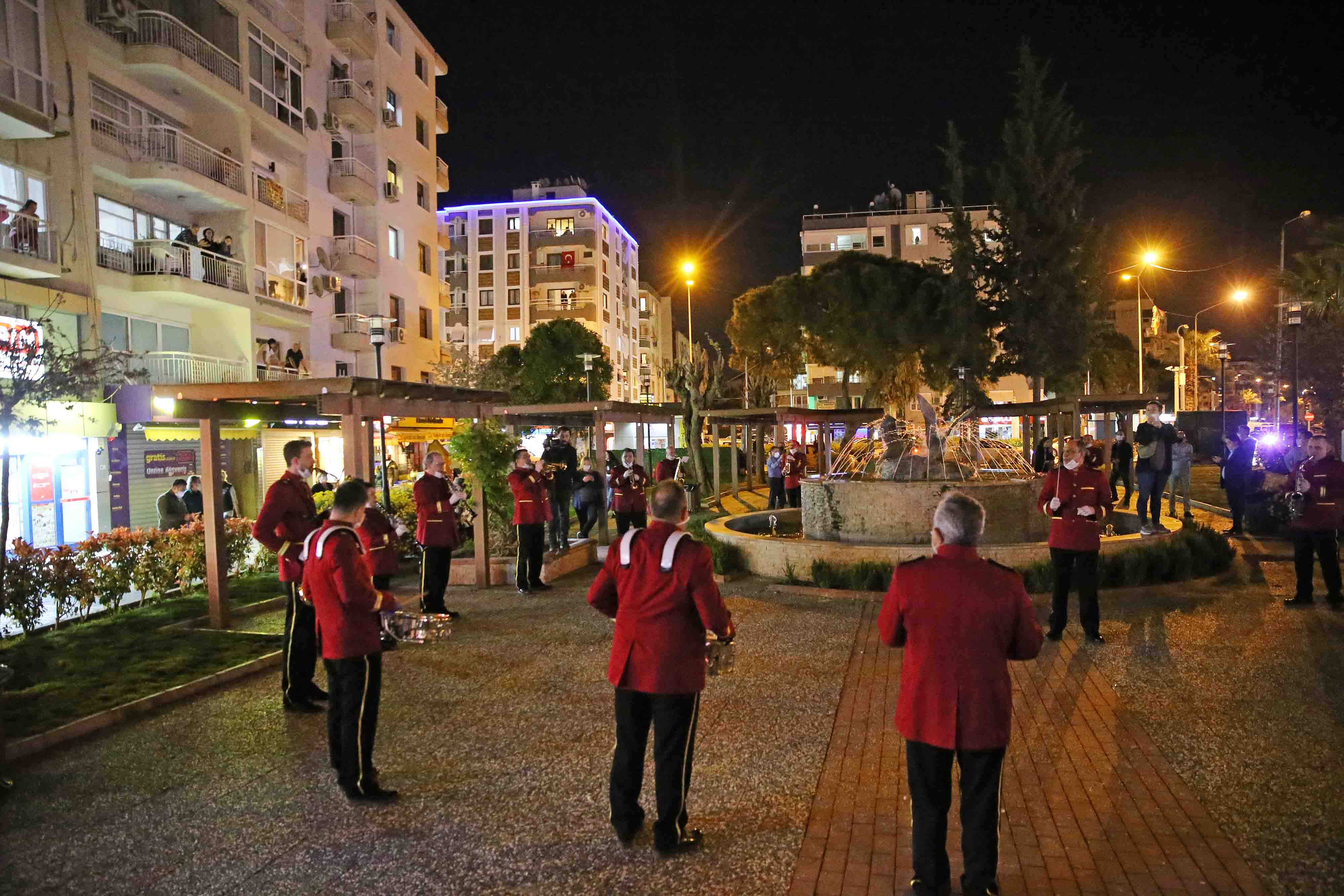 Bostanlı’da bando sürprizi