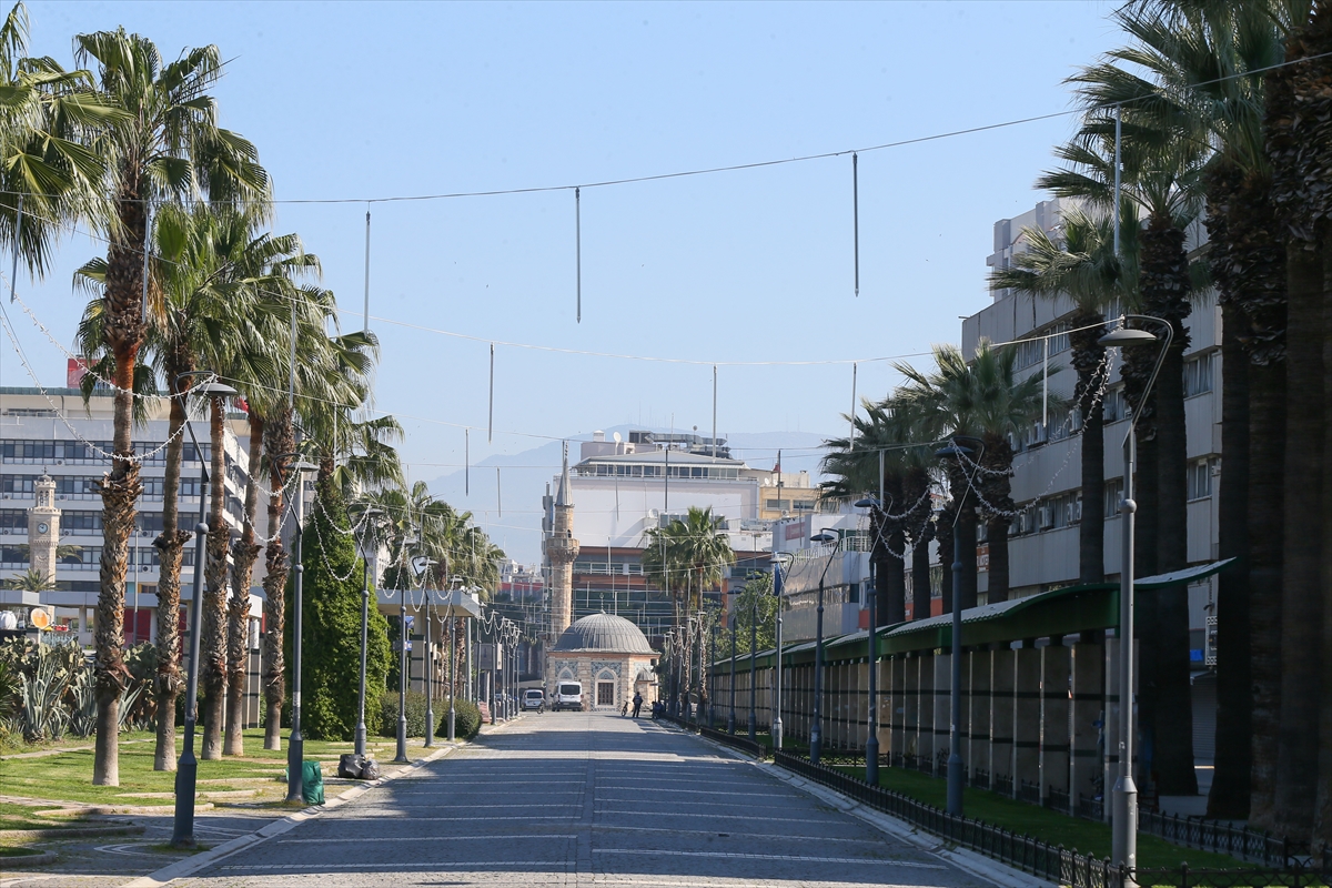 İzmir'de cadde ve meydanlar boş kaldı!!!