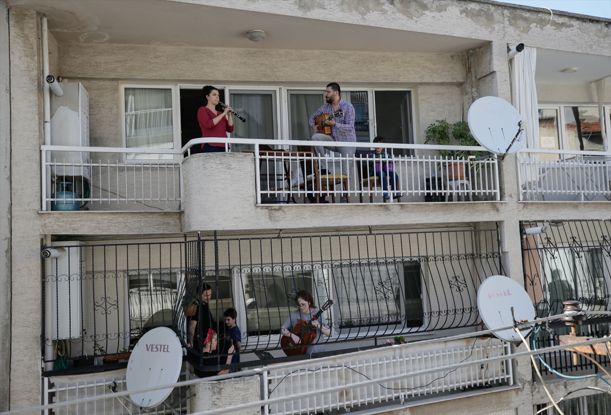 Sanatçı çiftten komşularına 'balkon' konseri