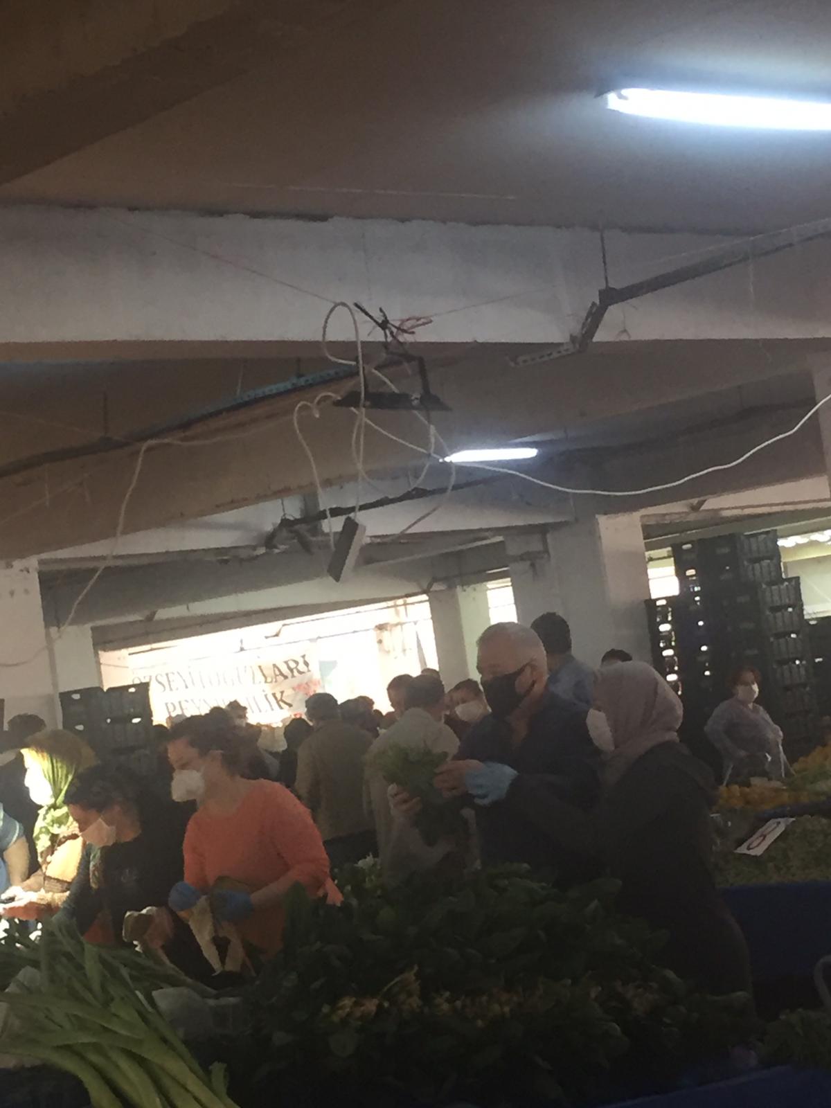 Bayraklı'nın pazar yerlerinde korona önlemi yok!