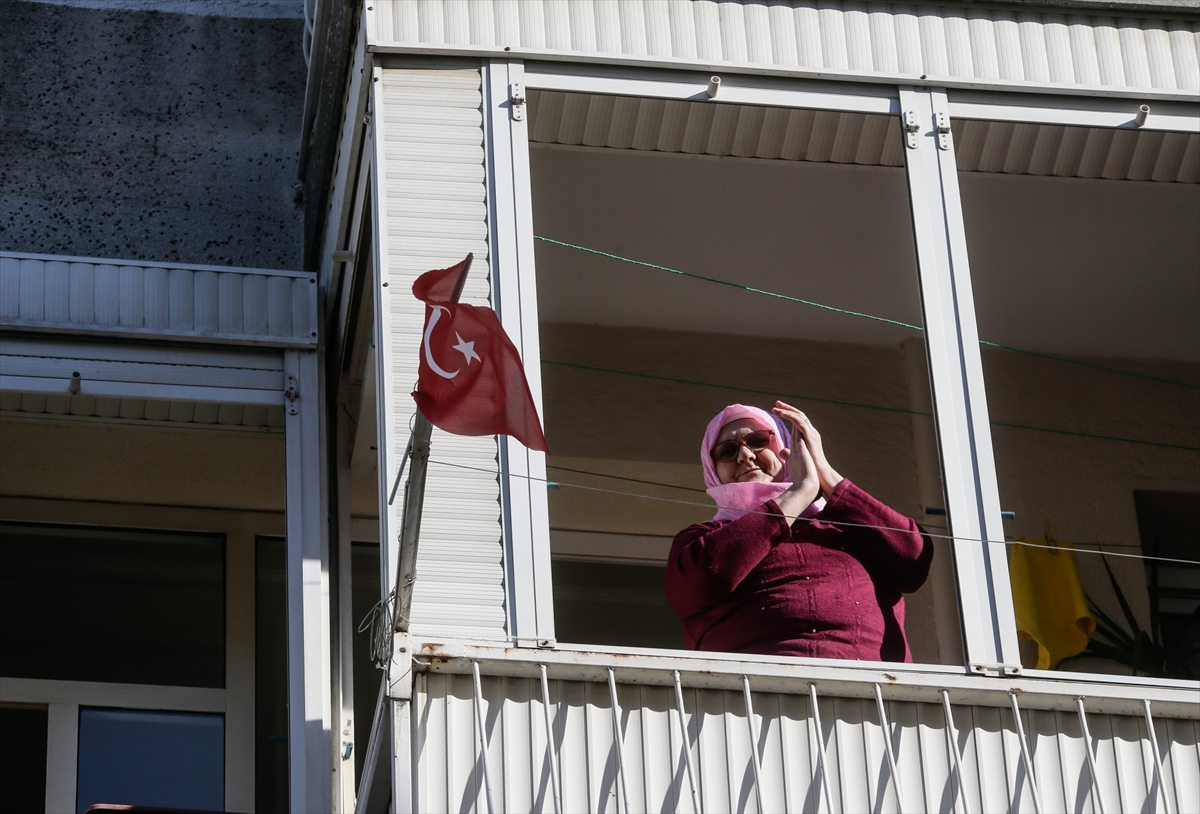Sanatçı çiftten komşularına 'balkon' konseri