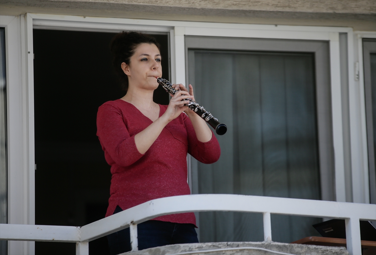 Sanatçı çiftten komşularına 'balkon' konseri