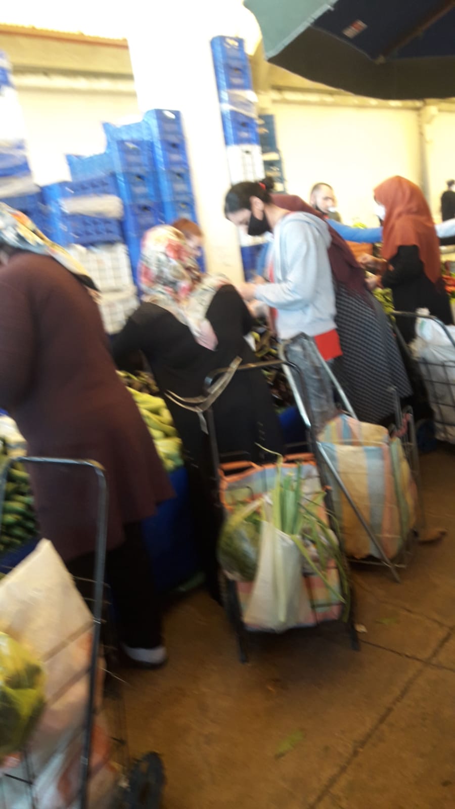 Bayraklı'nın pazar yerlerinde korona önlemi yok!