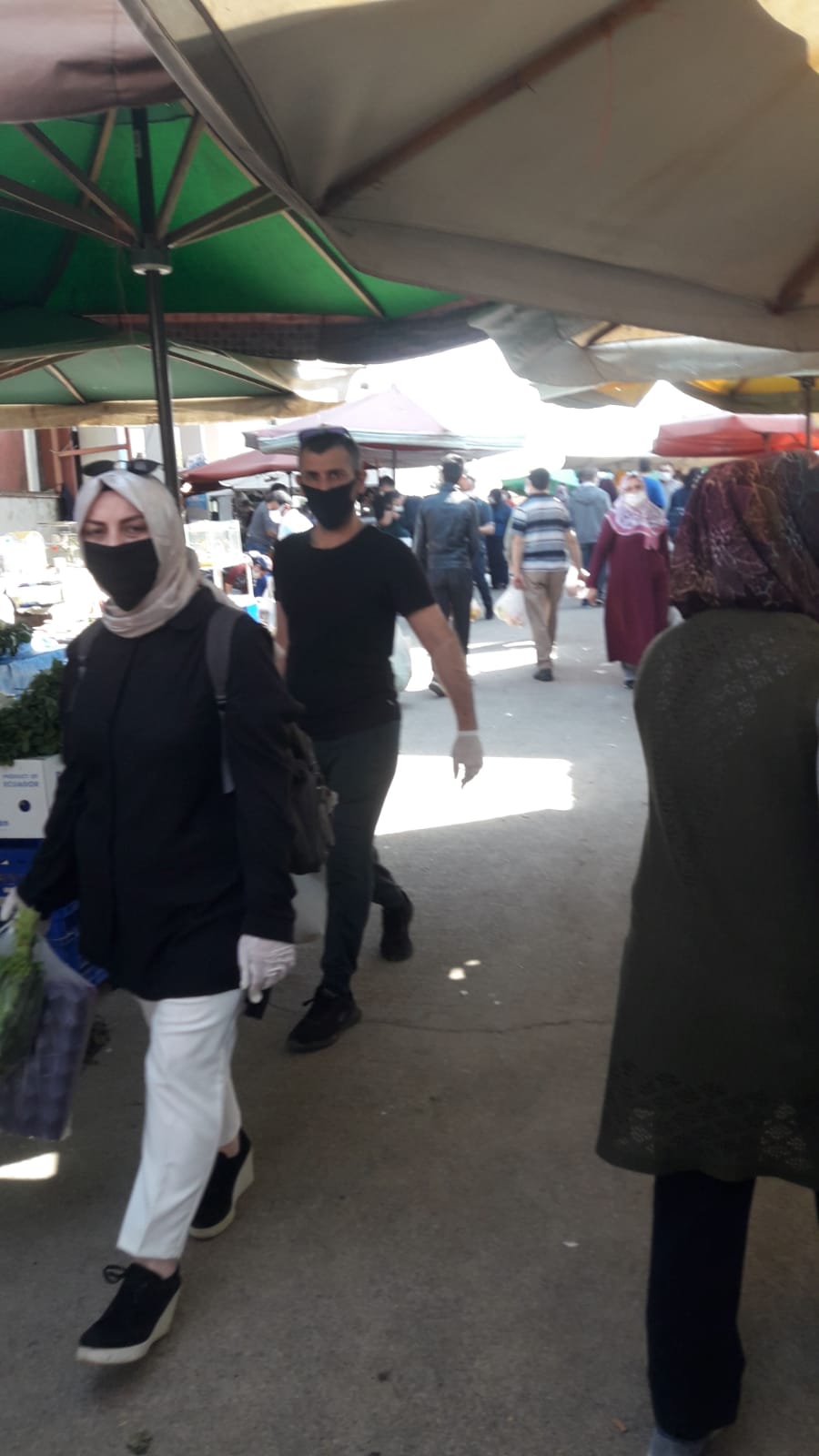 Bayraklı'nın pazar yerlerinde korona önlemi yok!