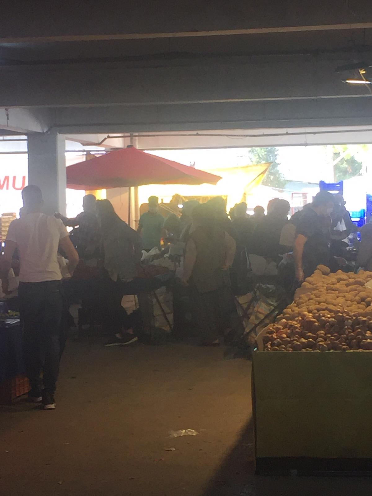 Bayraklı'nın pazar yerlerinde korona önlemi yok!