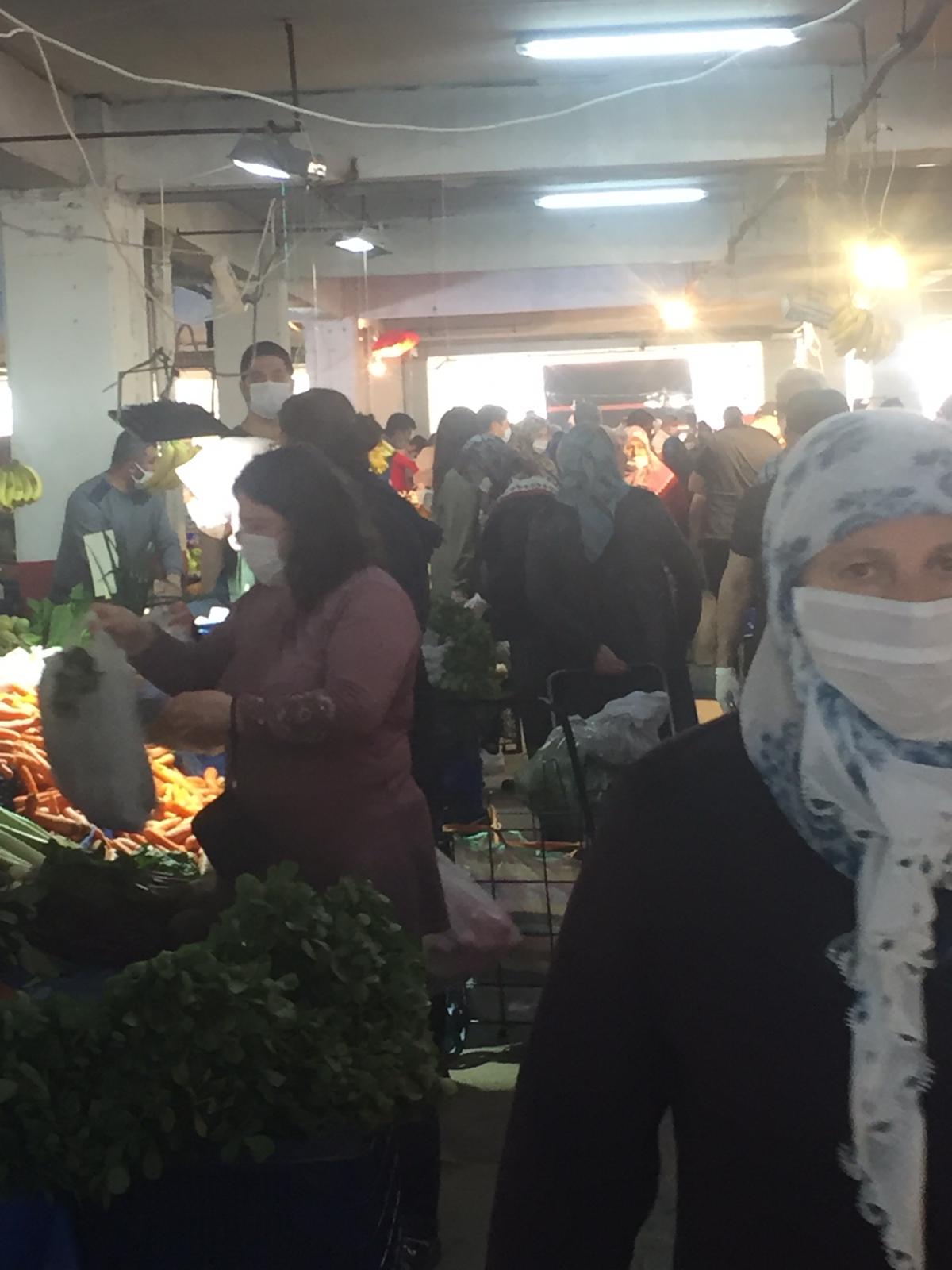 Bayraklı'nın pazar yerlerinde korona önlemi yok!