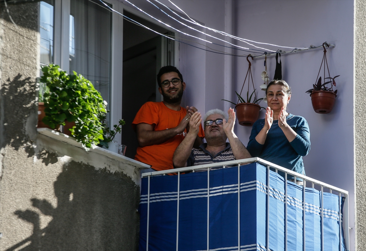 Sanatçı çiftten komşularına 'balkon' konseri