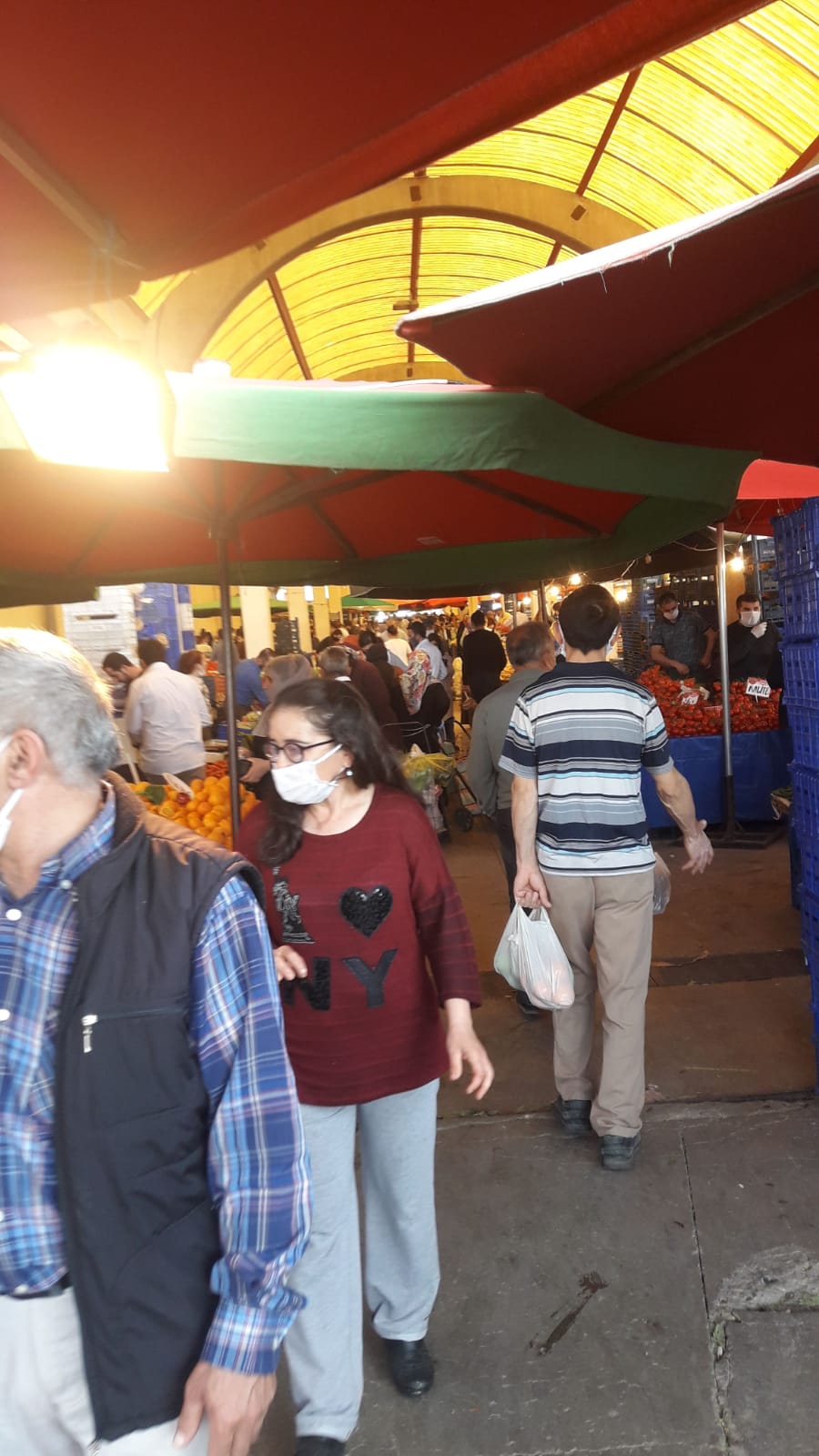 Bayraklı'nın pazar yerlerinde korona önlemi yok!