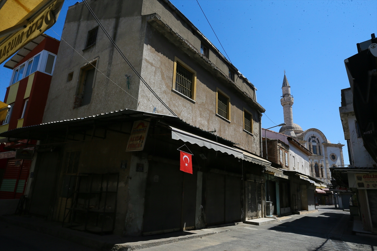 Tarihi Kemeraltı Çarşısı'nda salgın ıssızlığı