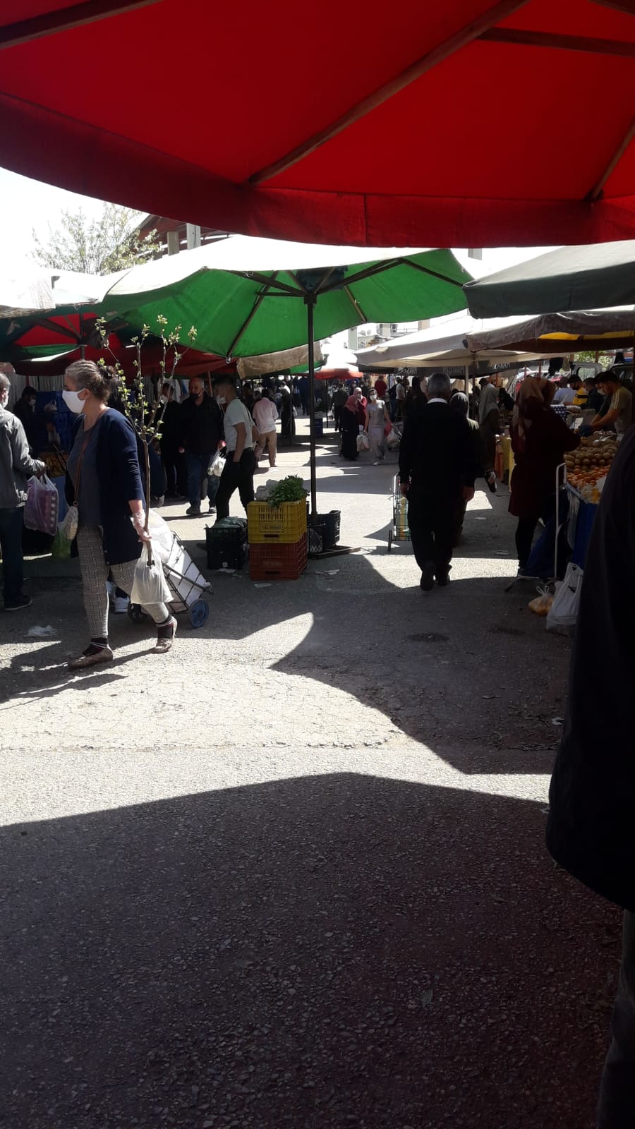 Bayraklı'nın pazar yerlerinde korona önlemi yok!