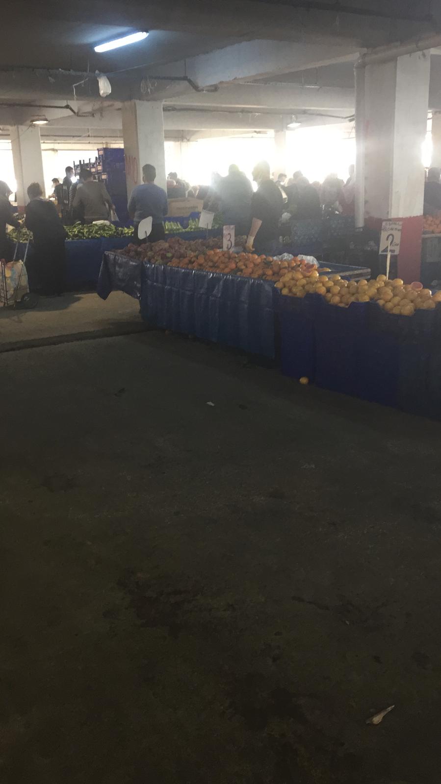 Bayraklı'nın pazar yerlerinde korona önlemi yok!
