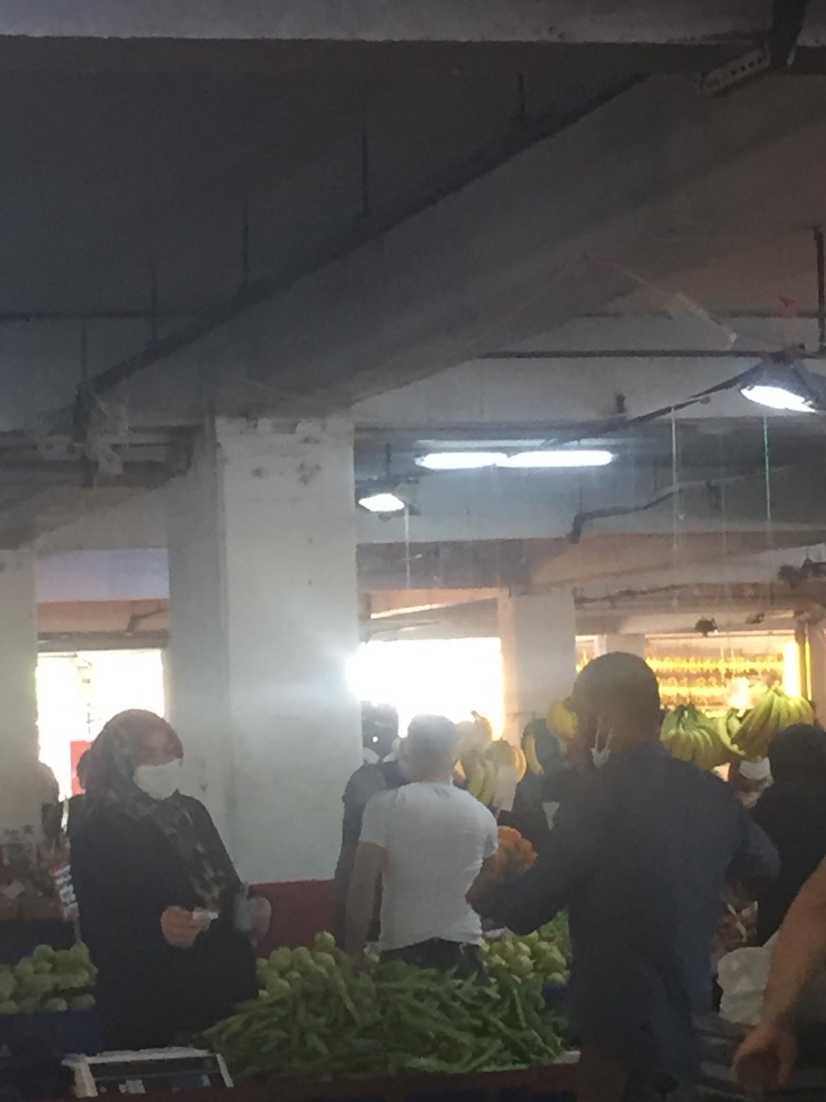 Bayraklı'nın pazar yerlerinde korona önlemi yok!
