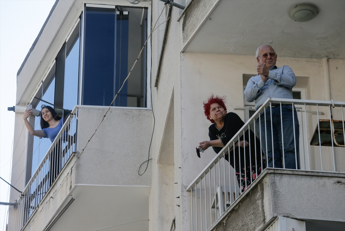 Sanatçı çiftten komşularına 'balkon' konseri