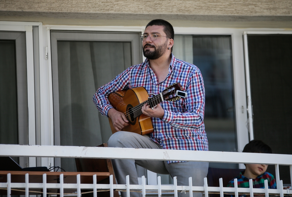 Sanatçı çiftten komşularına 'balkon' konseri