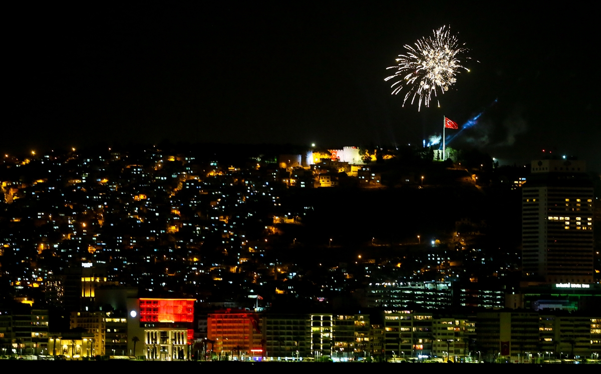 İzmir’de yüzüncü yıl coşkusuyla yer gök aydınlandı