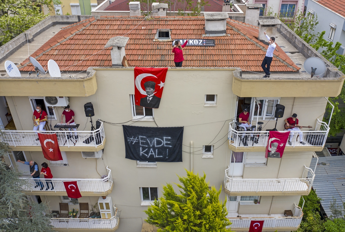 23 Nisan'ı çatı ve balkonda zeybek oynayarak kutladılar