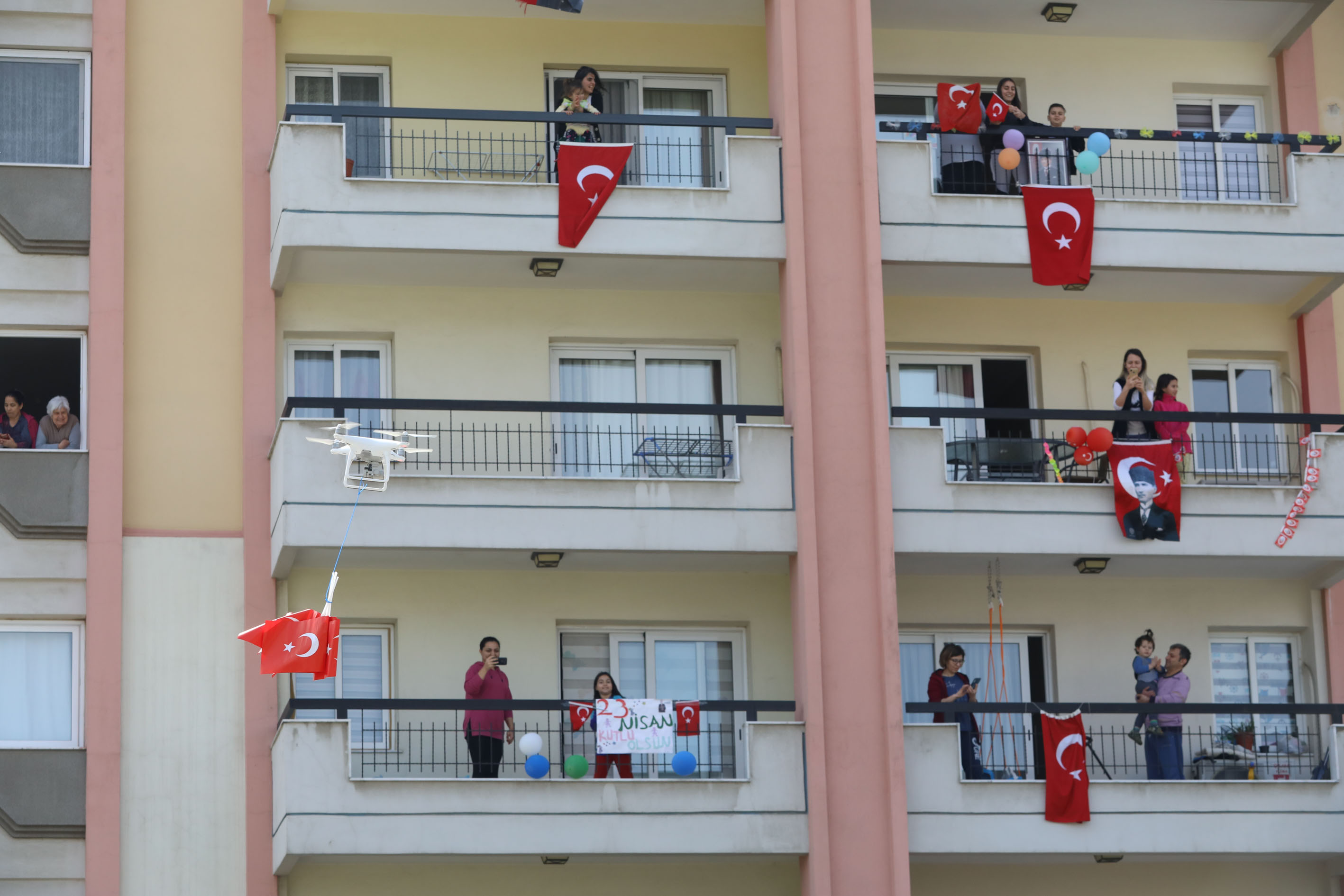 Buca’da 23 Nisan coşkusu evlere sığmadı