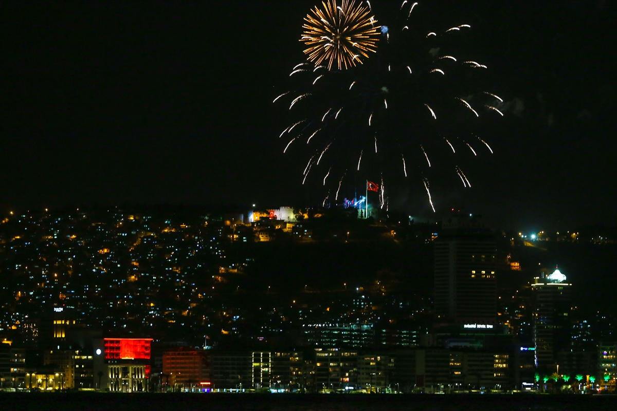 İzmir’de yüzüncü yıl coşkusuyla yer gök aydınlandı