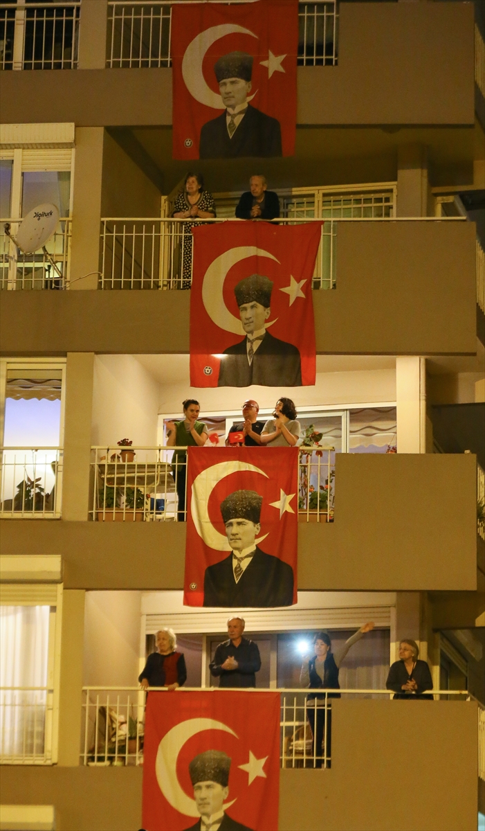 İzmir’de yüzüncü yıl coşkusuyla yer gök aydınlandı