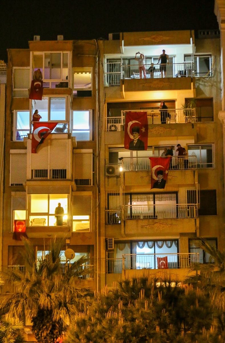 İzmir’de yüzüncü yıl coşkusuyla yer gök aydınlandı