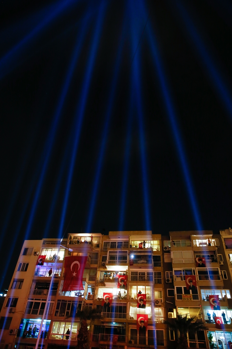 İzmir’de yüzüncü yıl coşkusuyla yer gök aydınlandı
