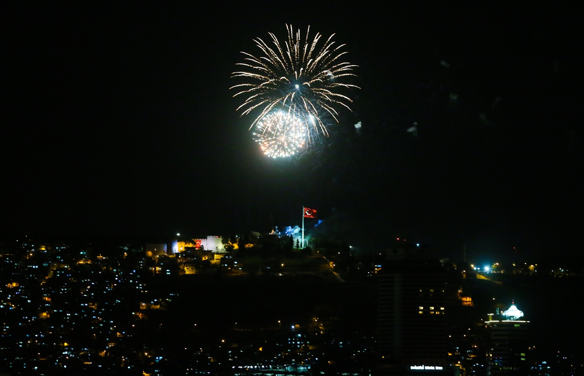 İzmir’de yüzüncü yıl coşkusuyla yer gök aydınlandı