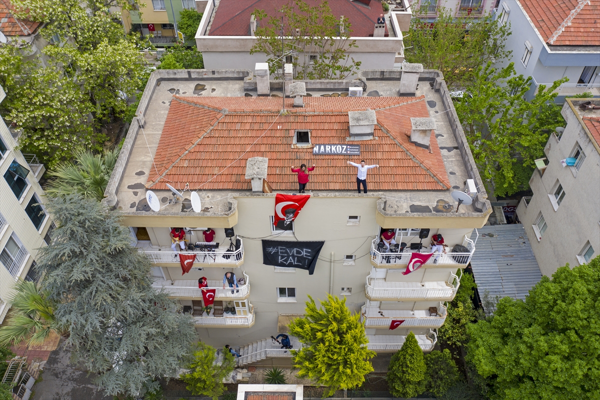 23 Nisan'ı çatı ve balkonda zeybek oynayarak kutladılar