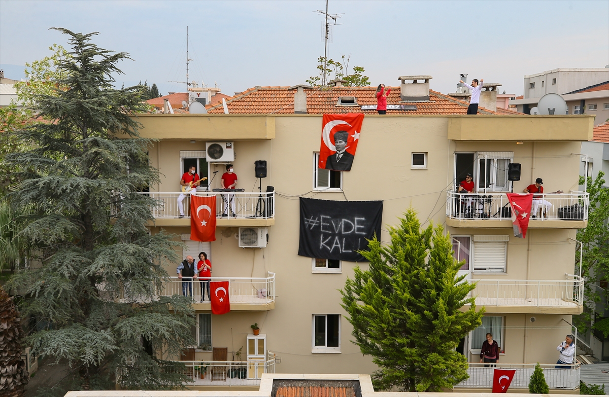 23 Nisan'ı çatı ve balkonda zeybek oynayarak kutladılar