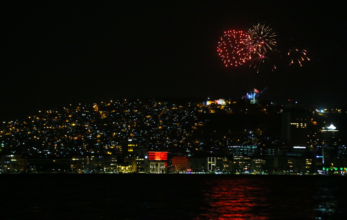 İzmir’de yüzüncü yıl coşkusuyla yer gök aydınlandı