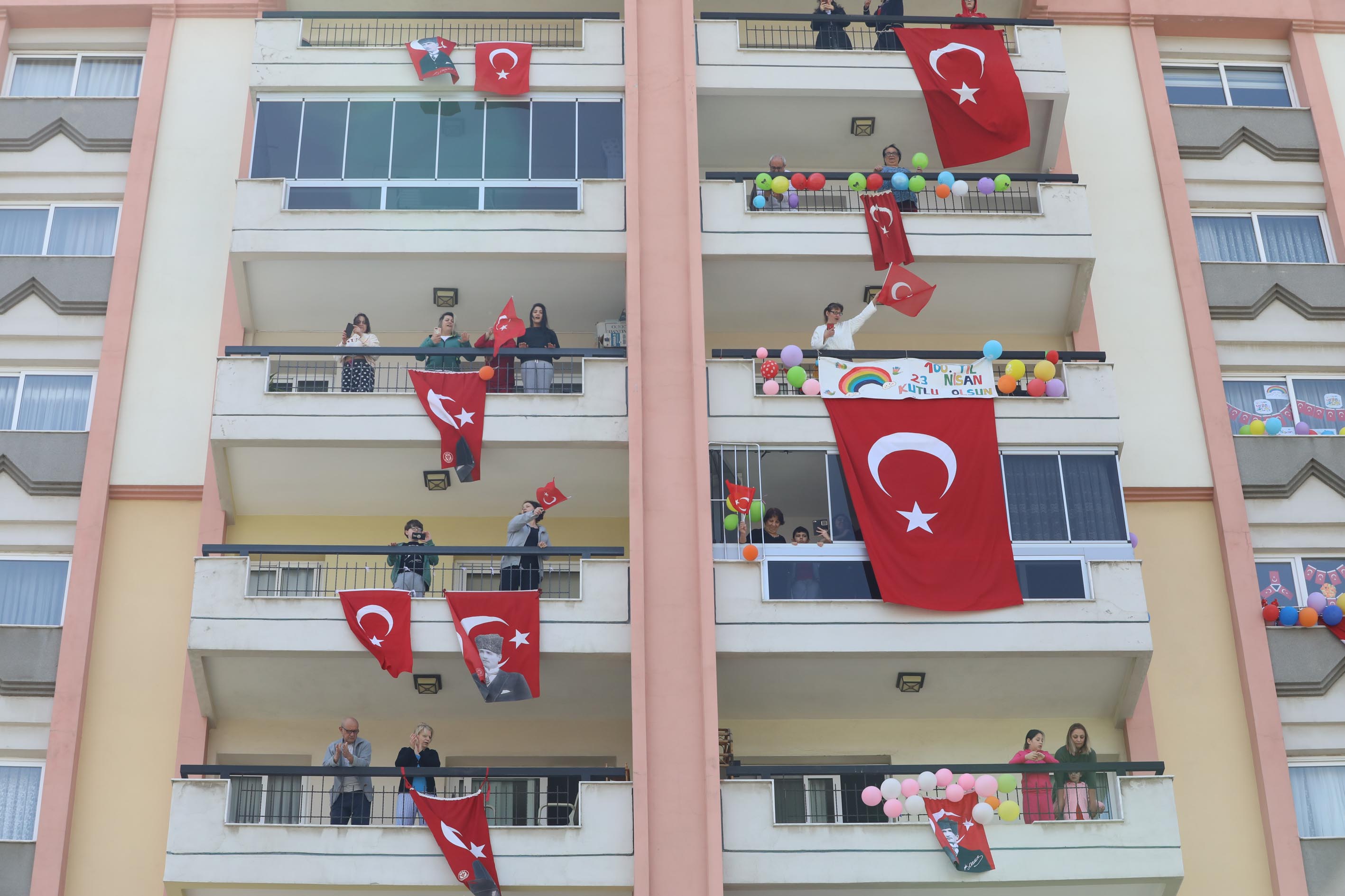 Buca’da 23 Nisan coşkusu evlere sığmadı