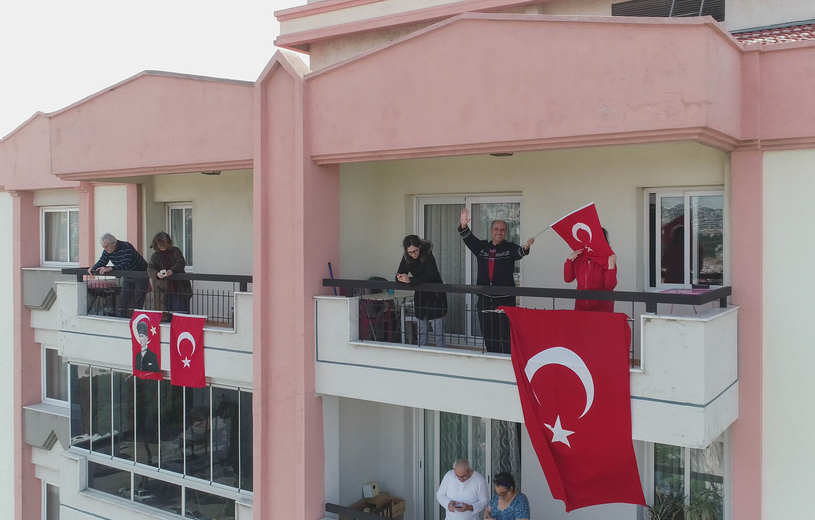 Buca’da 23 Nisan coşkusu evlere sığmadı