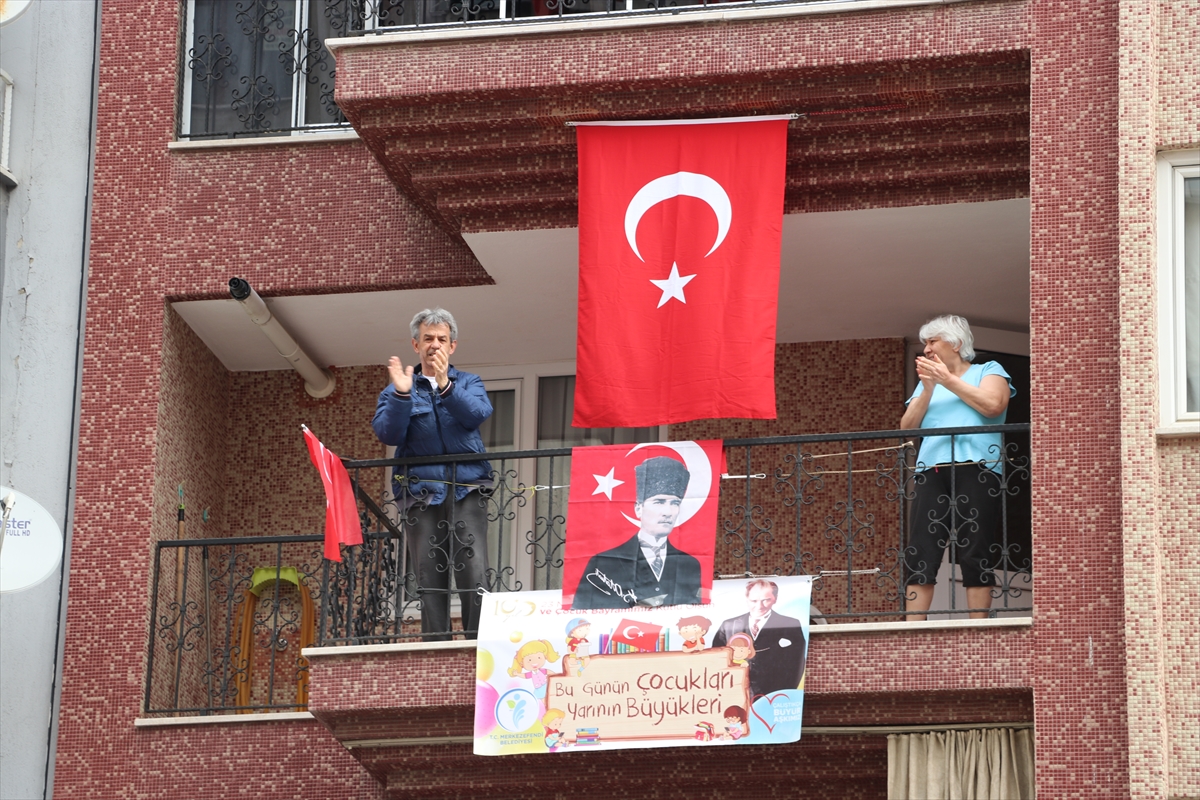 İzmirliler, 100. yılında 23 Nisan'ı kutluyor