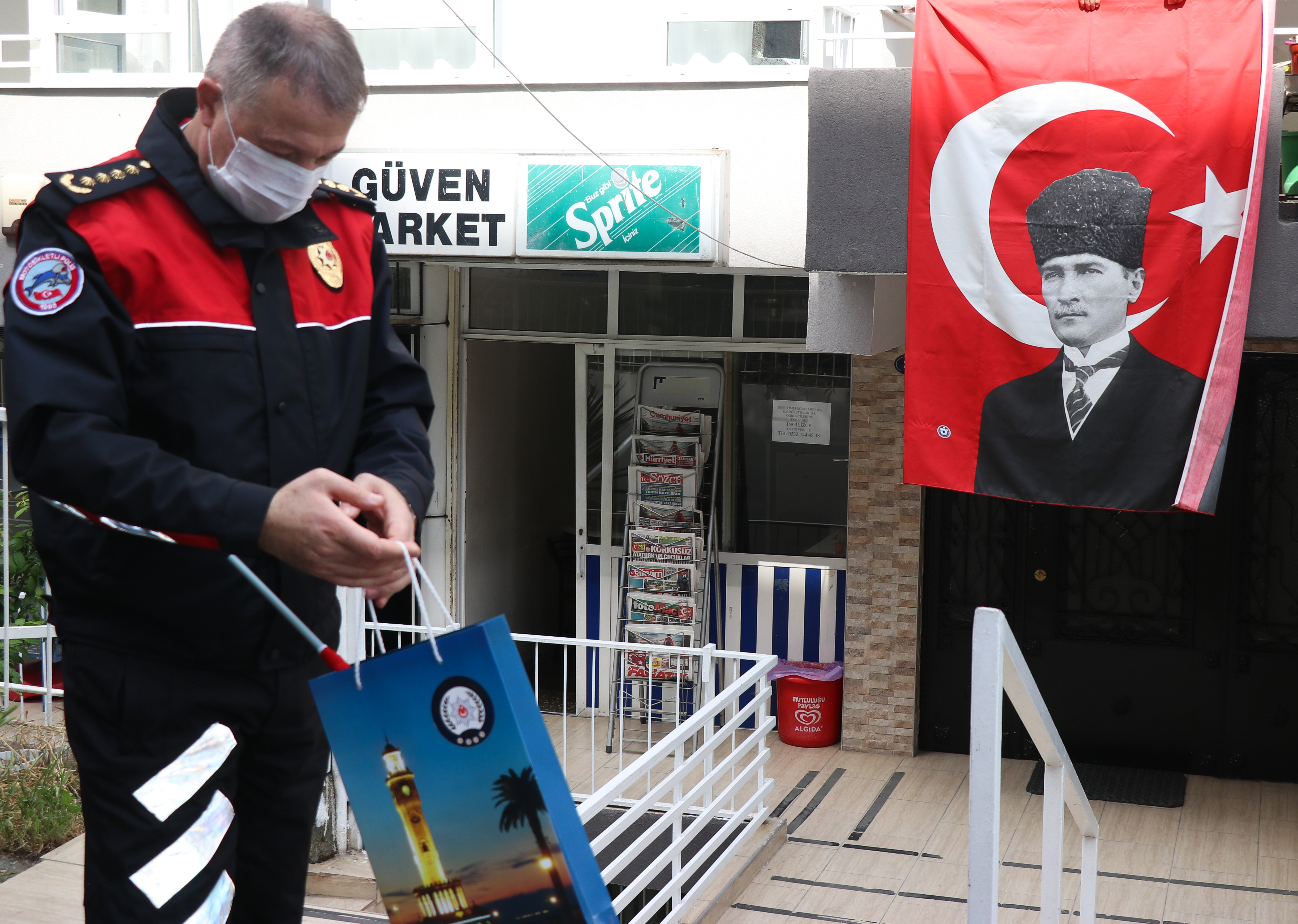İzmir Emniyeti 23 Nisan'ı kortejle kutladı