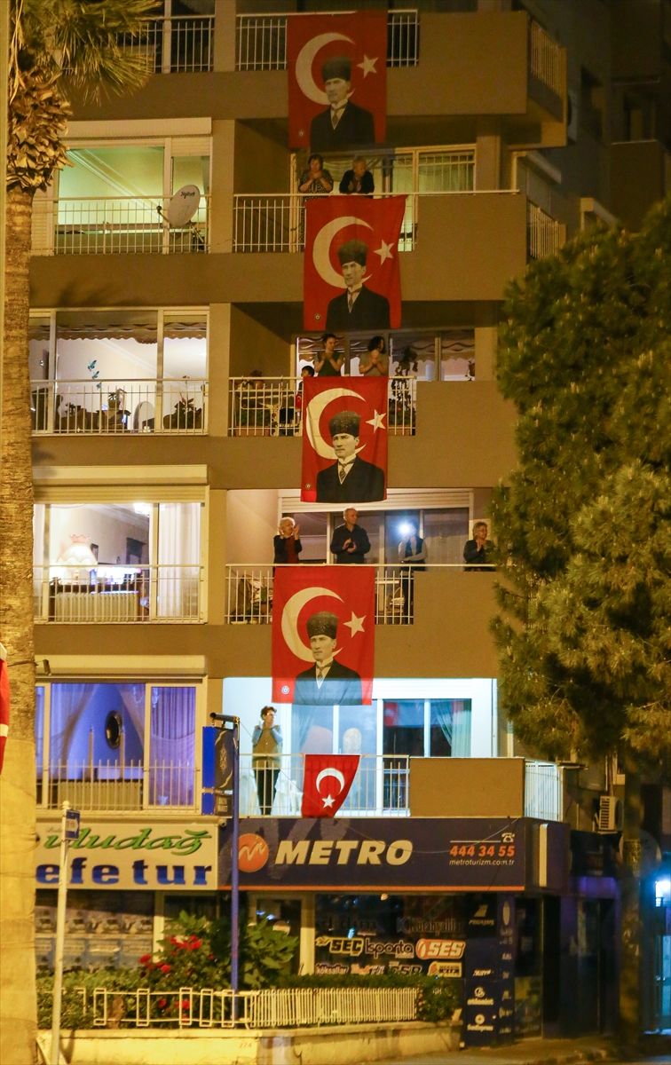 İzmir’de yüzüncü yıl coşkusuyla yer gök aydınlandı