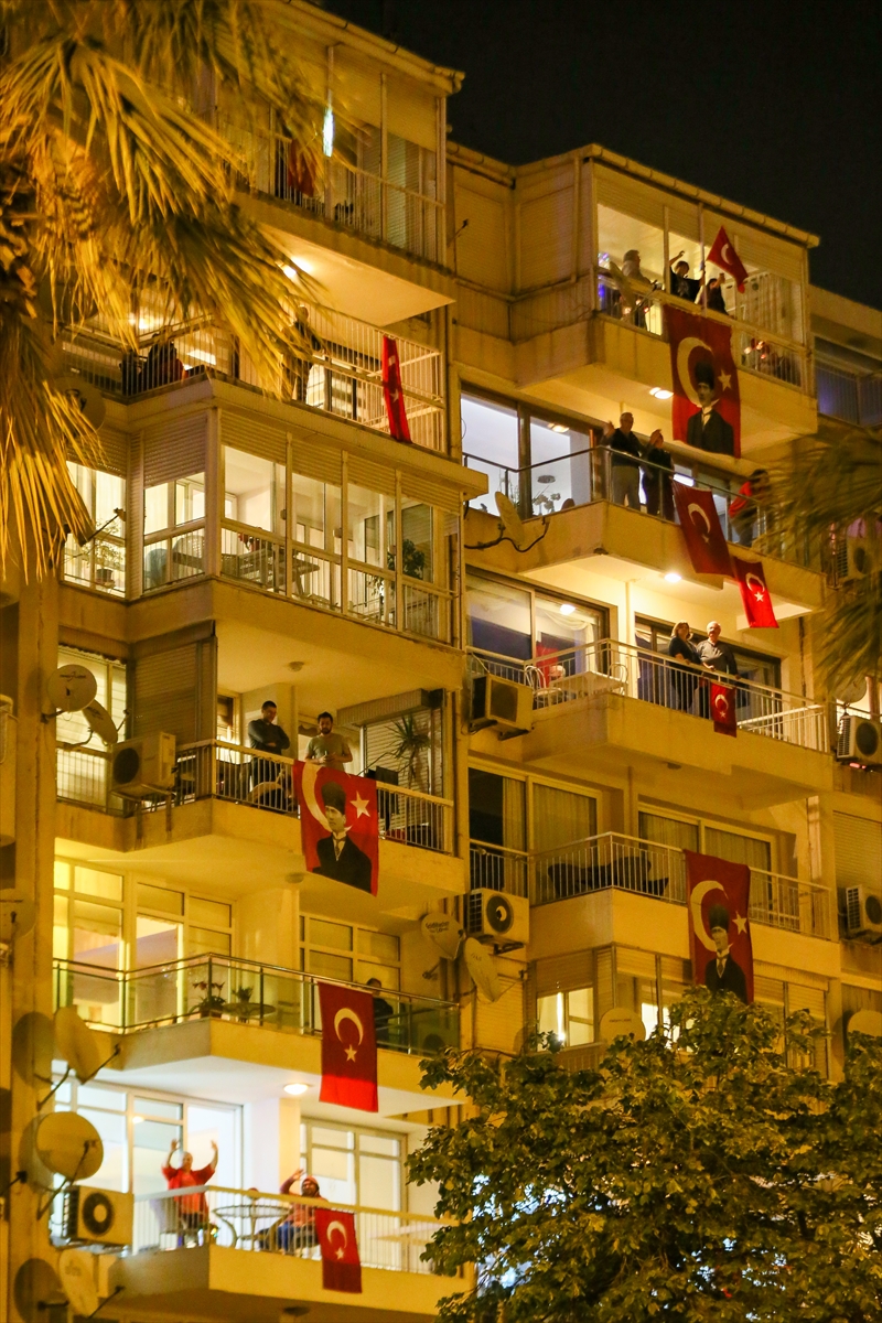 İzmir’de yüzüncü yıl coşkusuyla yer gök aydınlandı