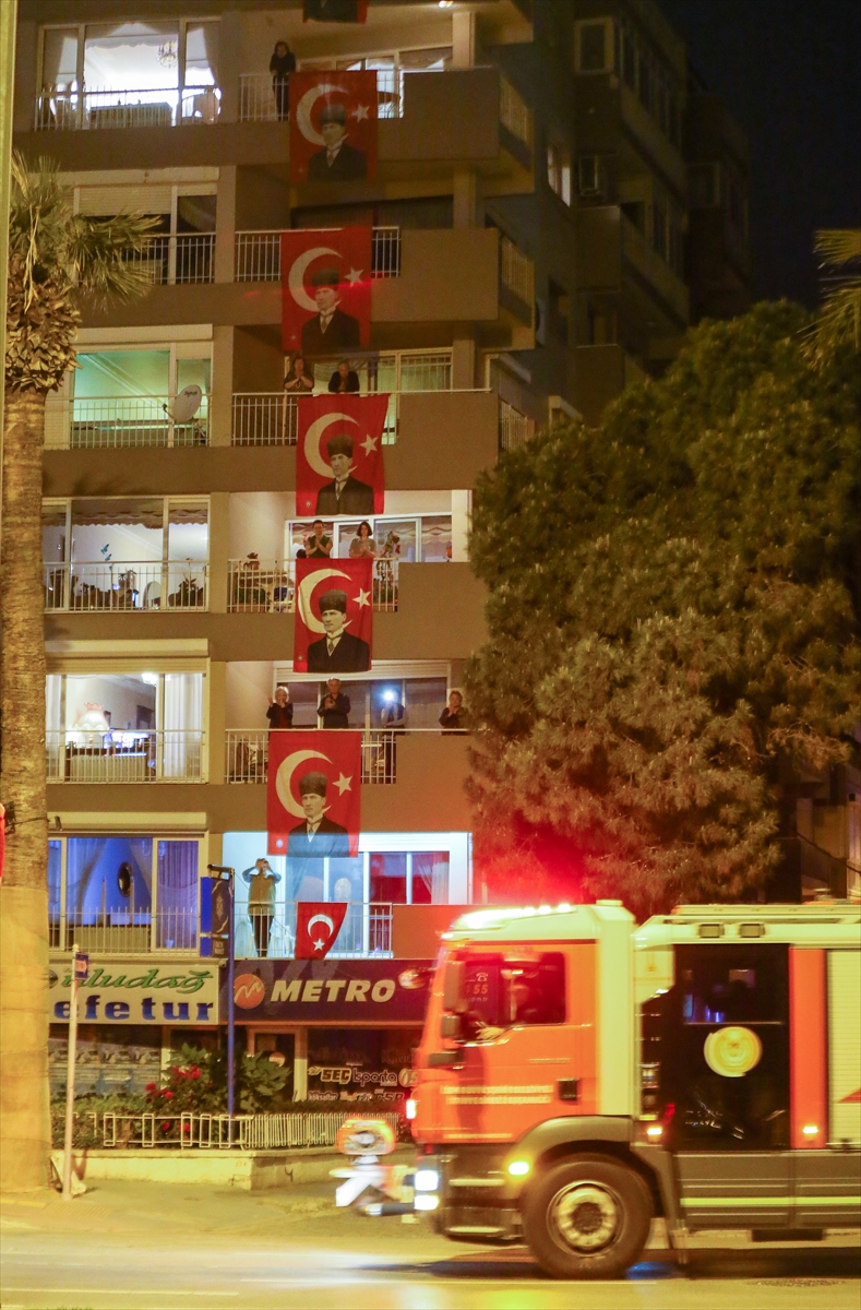 İzmir’de yüzüncü yıl coşkusuyla yer gök aydınlandı