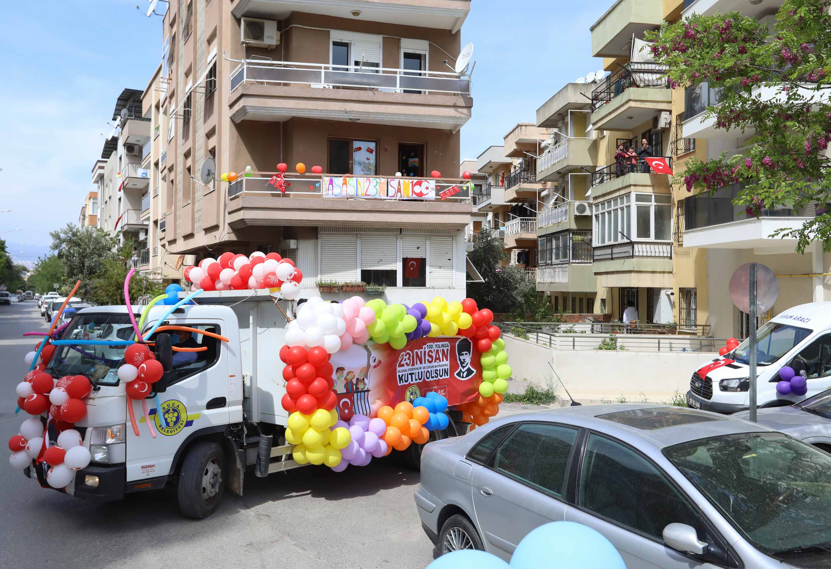 Buca’da 23 Nisan coşkusu evlere sığmadı