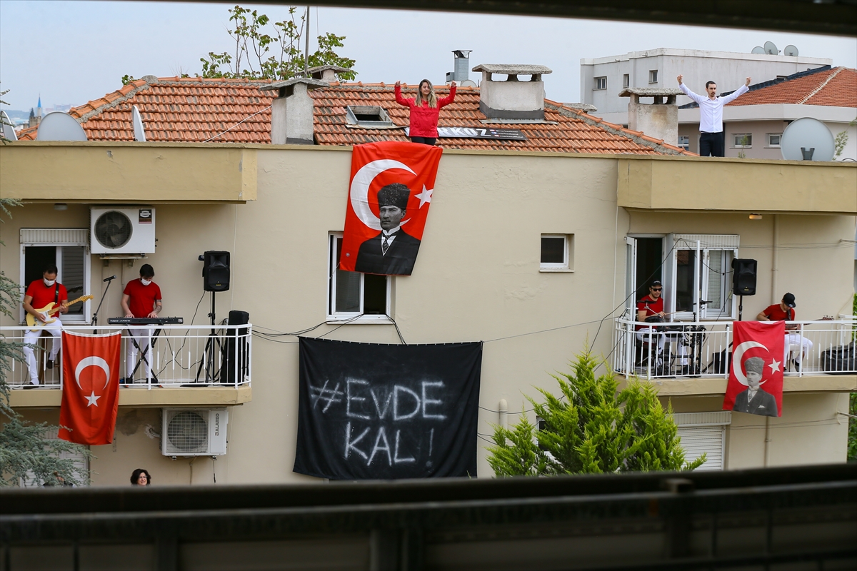 23 Nisan'ı çatı ve balkonda zeybek oynayarak kutladılar