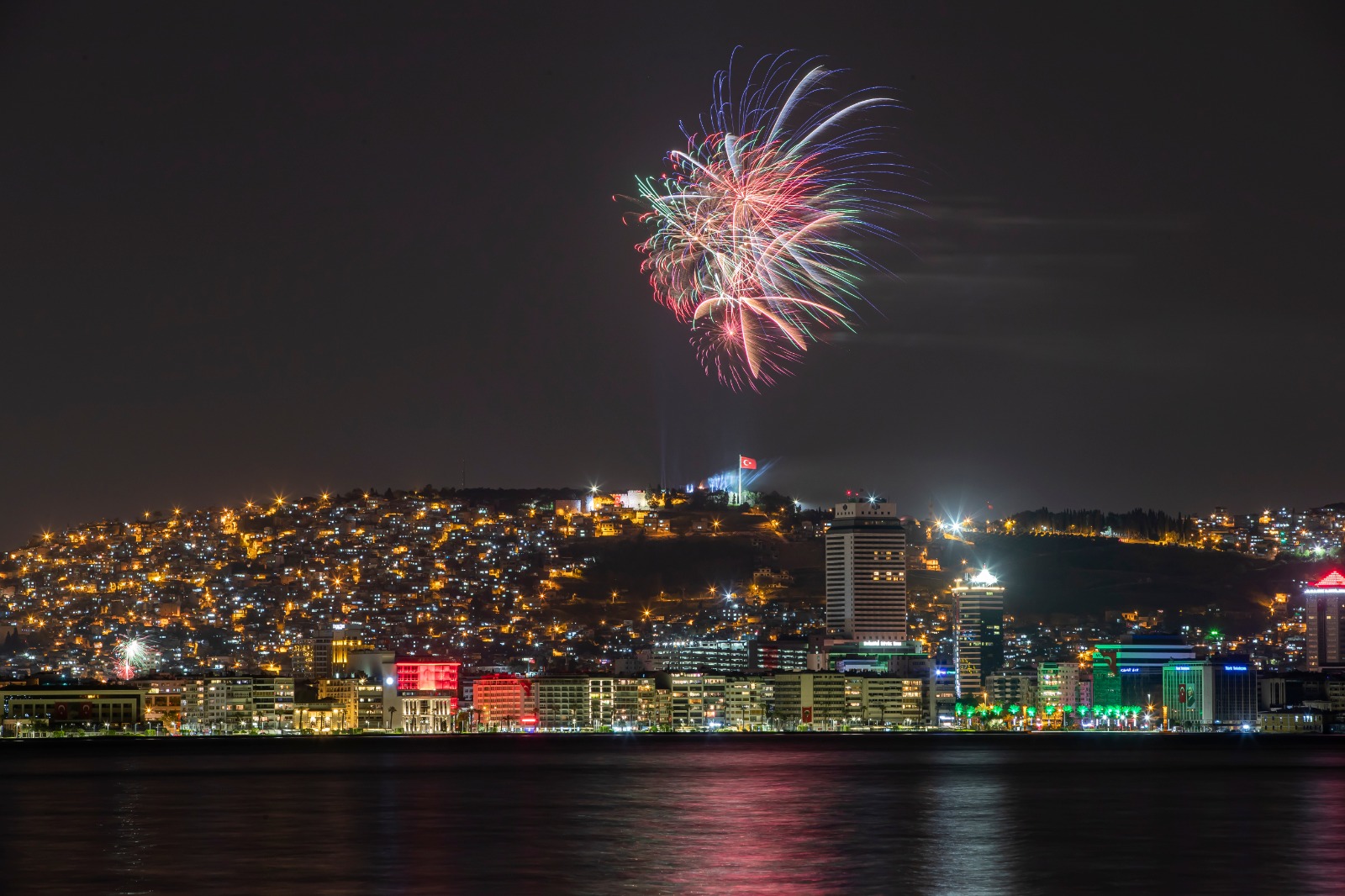 İzmir’de yüzüncü yıl coşkusuyla yer gök aydınlandı