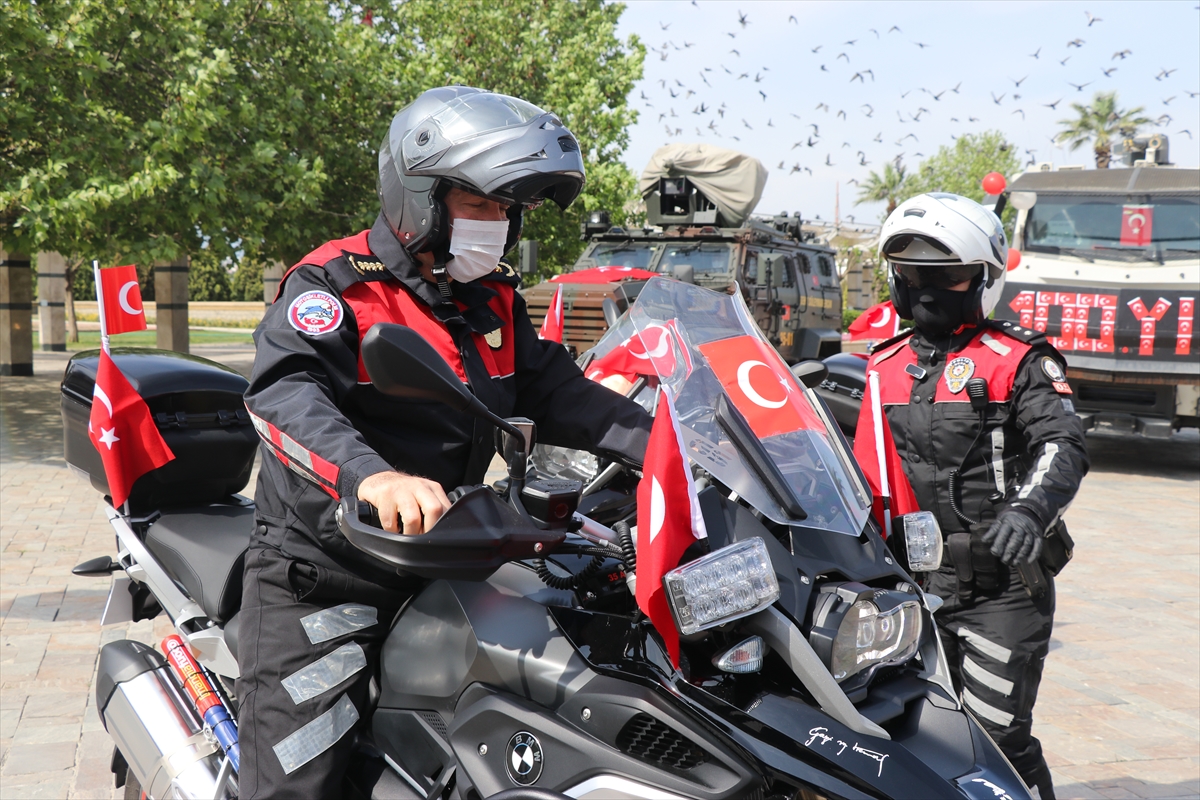 İzmir Emniyeti 23 Nisan'ı kortejle kutladı