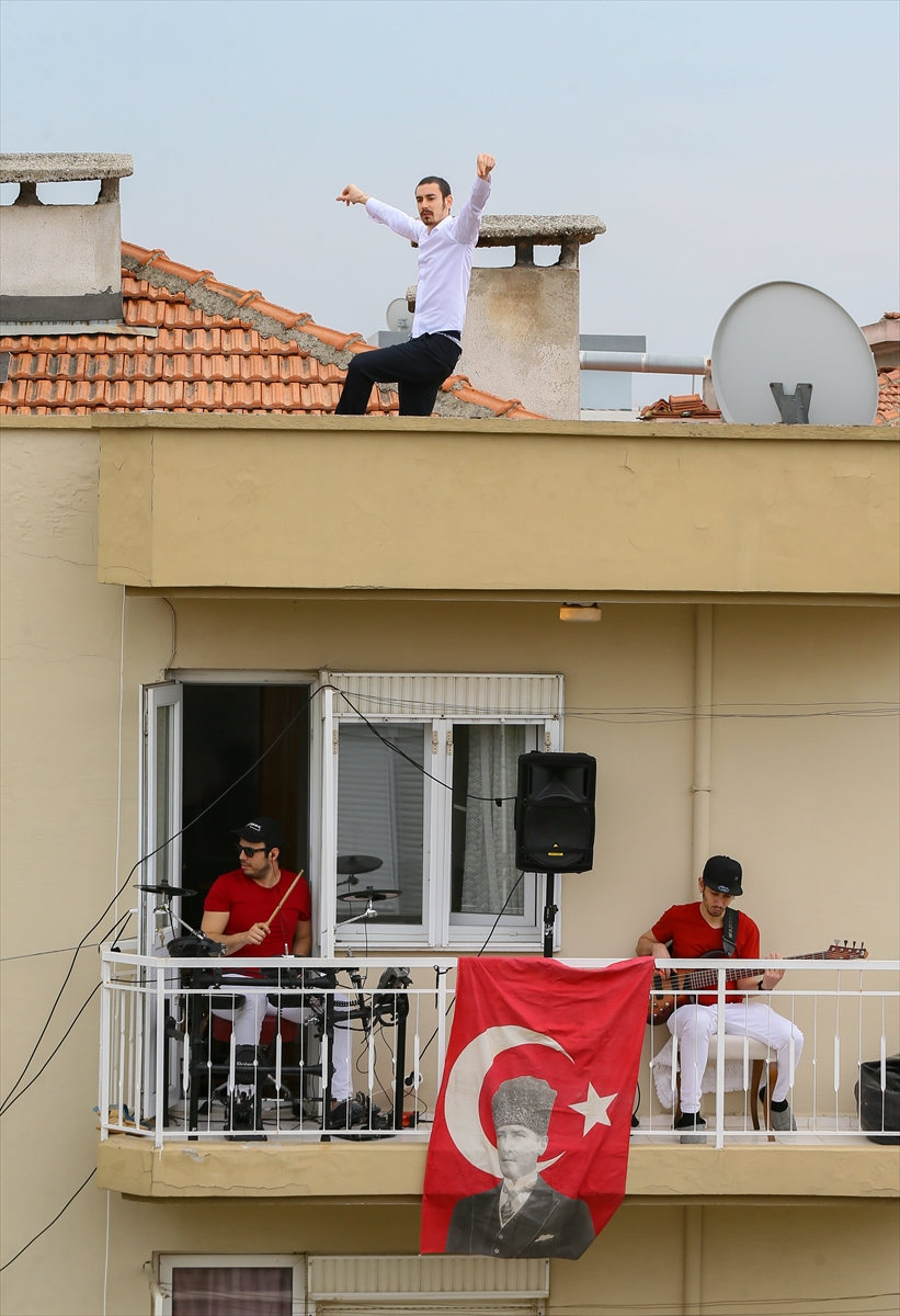 23 Nisan'ı çatı ve balkonda zeybek oynayarak kutladılar