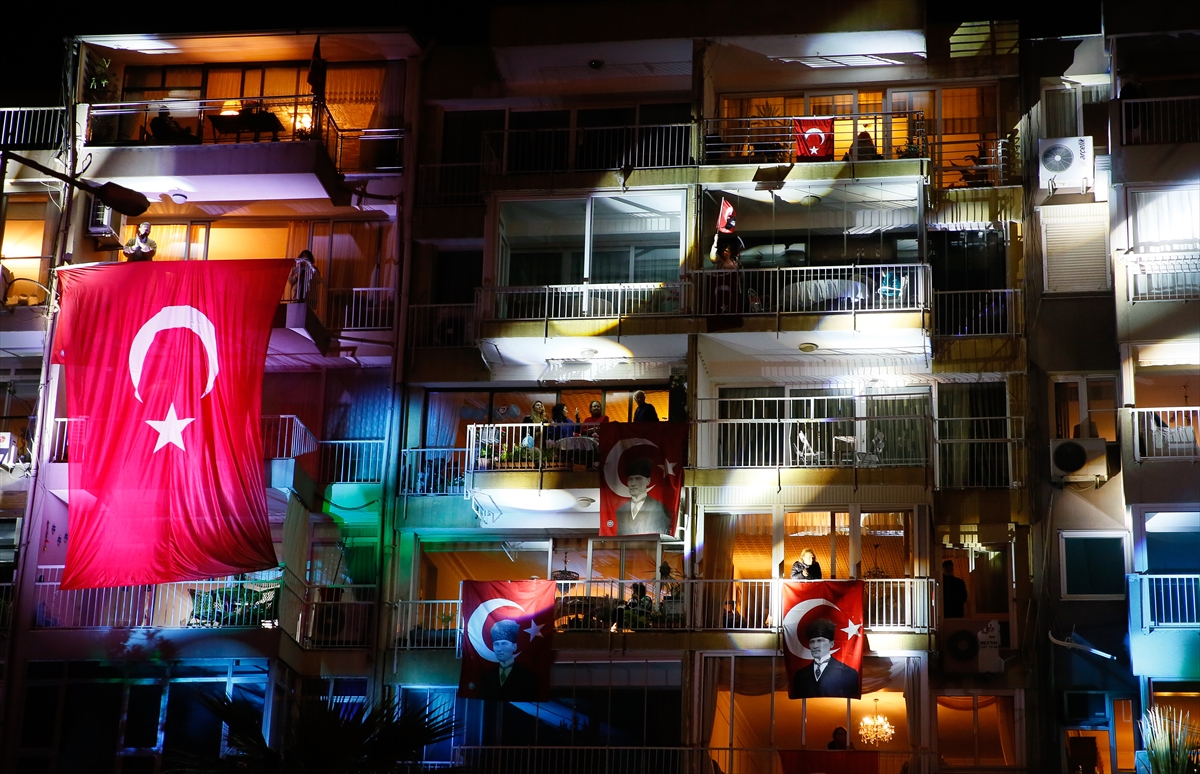 İzmir’de yüzüncü yıl coşkusuyla yer gök aydınlandı